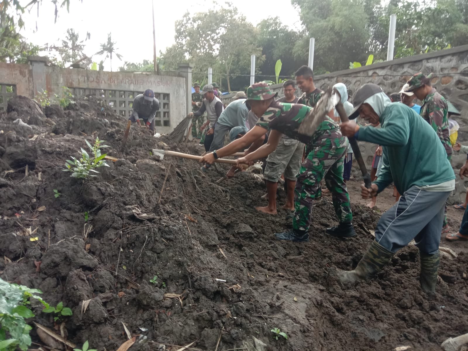 Satgas TMMD 125 Kodim 0825/Banyuwangi Laksanakan Penimbunan dan Pembuatan Selokan di Siliragung