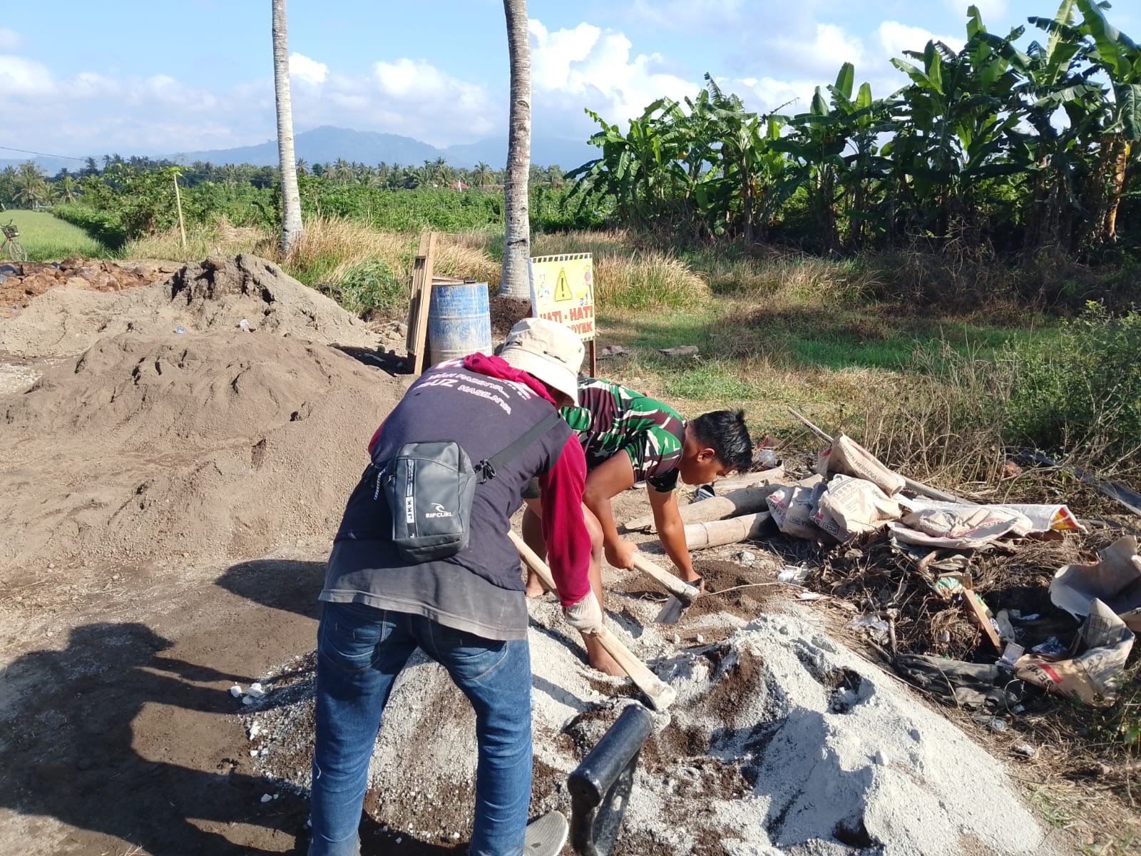 TMMD 125 Banyuwangi: Prajurit dan Rakyat Bersatu Kejar Target Pengairan Sawah