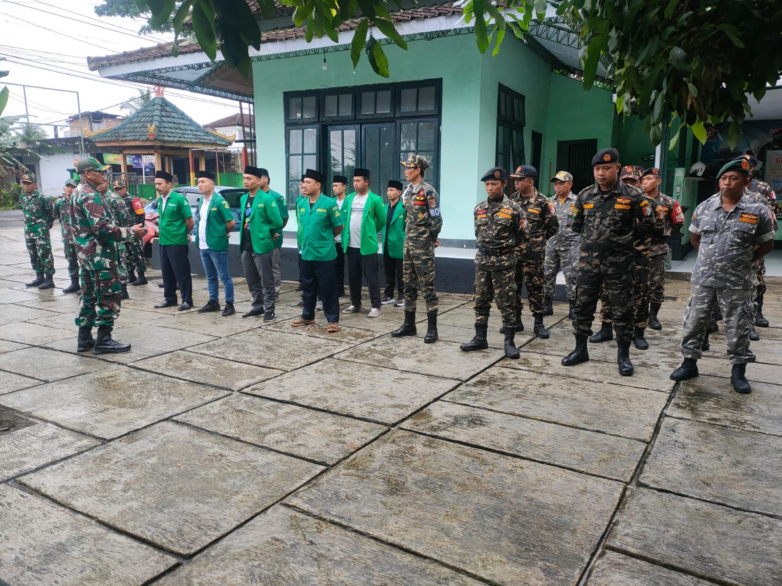 Koramil 0825/19 Sempu, Banser, dan Pemuda Ansor Gelar Apel dan Patroli Bersama Wujudkan Kamtibmas