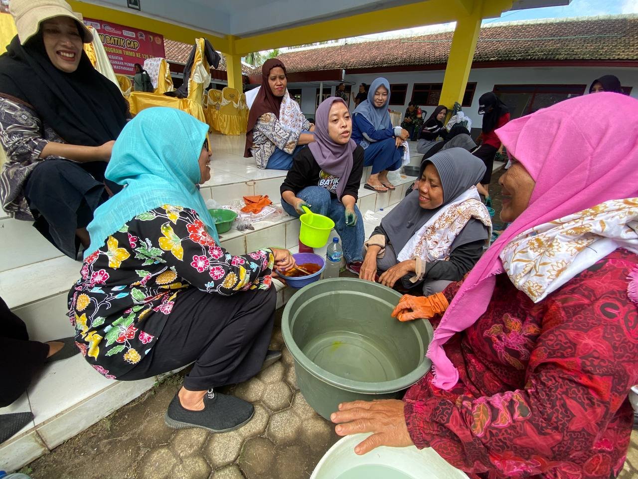 Warga Lebakharjo Antusias Ikuti Pelatihan Membatik dalam Program TMMD ke-126