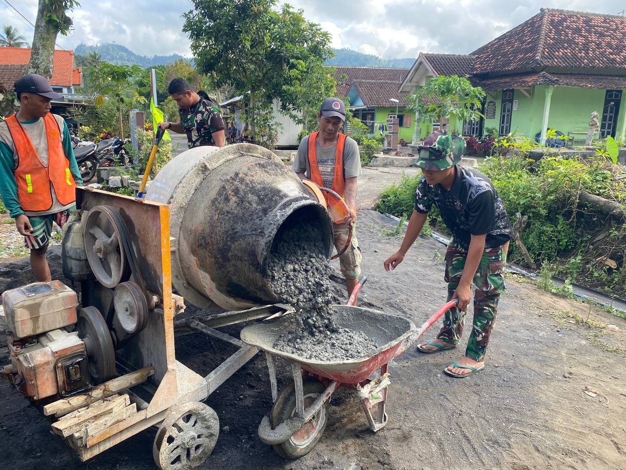 Dengan memanfaatkan alat bantu seperti molen cor dan arko, efisiensi kerja di lapangan meningkat drastis