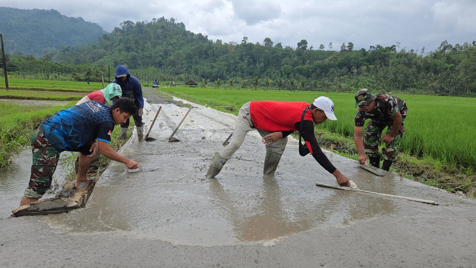 TNI bersama masyarakat bahu-membahu menuntaskan pembangunan ini