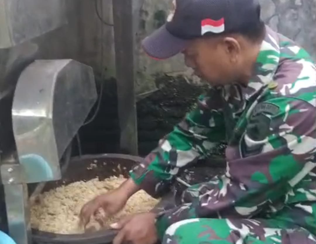 Sejumlah anggota Satgas TMMD ikut membantu proses pembuatan tempe
