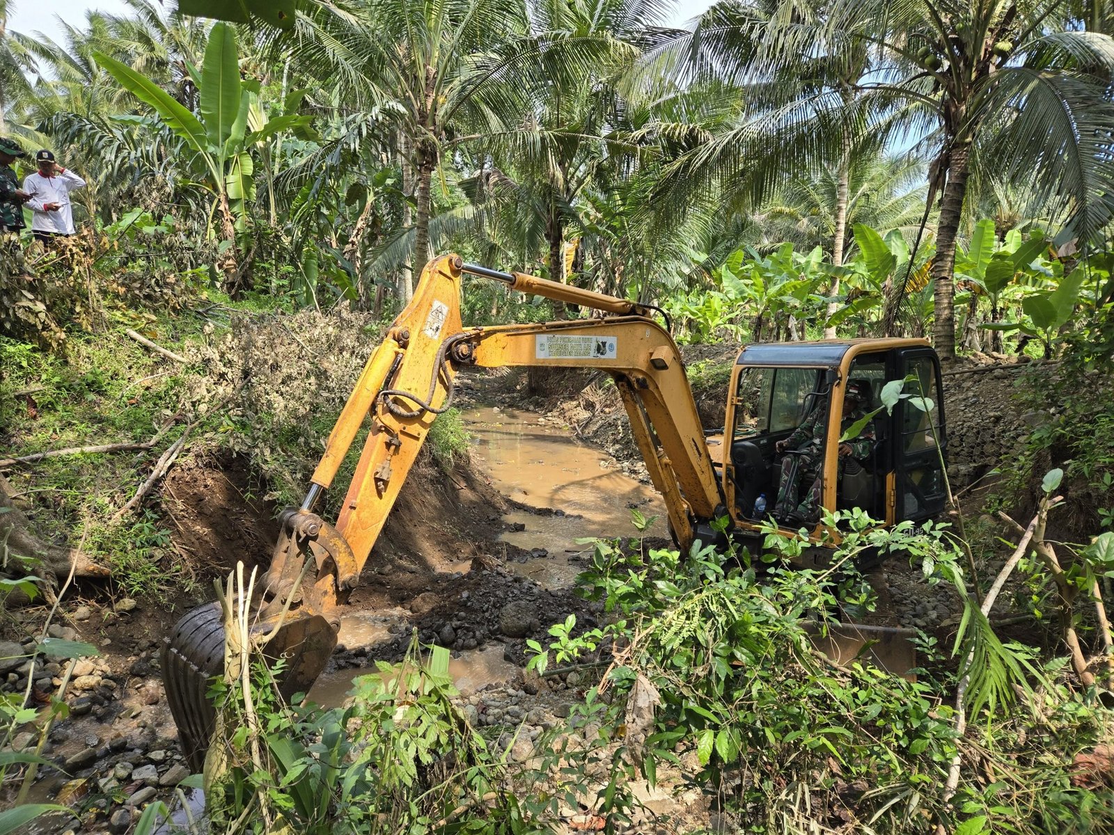 Danton Satuan Tugas TMMD ke-126 Kodim 0818/Malang-Batu menyampaikan bahwa normalisasi saluran irigasi merupakan salah satu sasaran utama dalam kegiatan TMMD