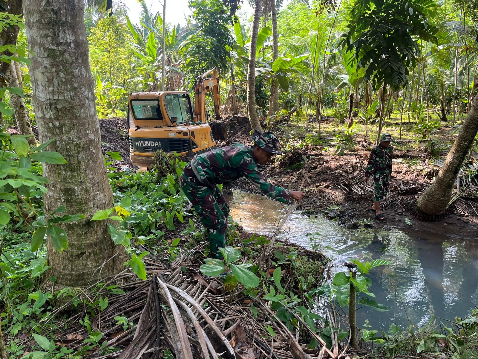 Dengan melibatkan personel Yonarmed 8/UY yang bekerja keras bersama masyarakat, saluran irigasi kini dilebarkan dan dikeruk kedalamannya