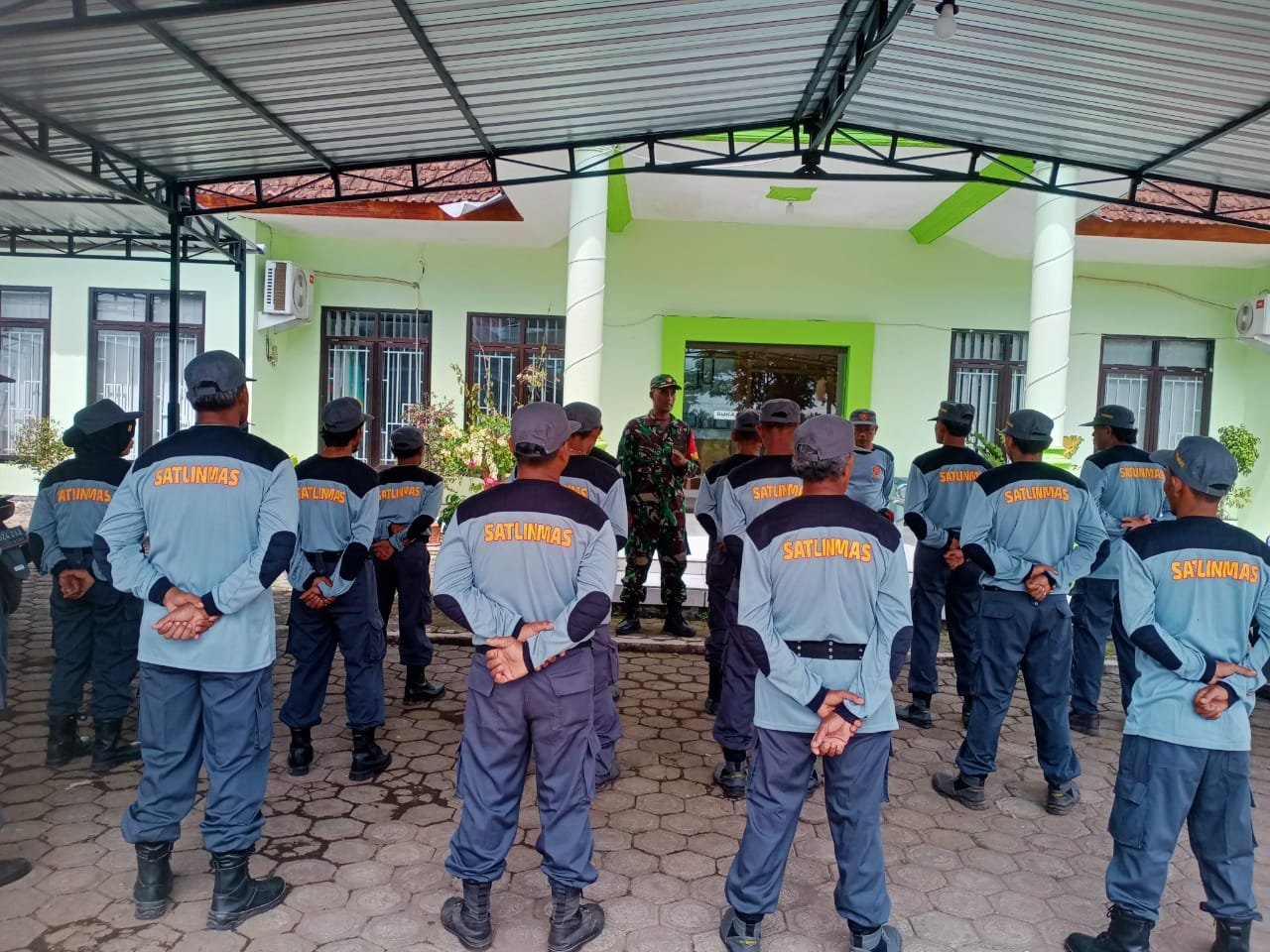 Sinergi Kuat Desa, Babinsa Koramil Glenmore Asah Kesiapsiagaan Linmas Bumiharjo Demi Keamanan Swakarsa
