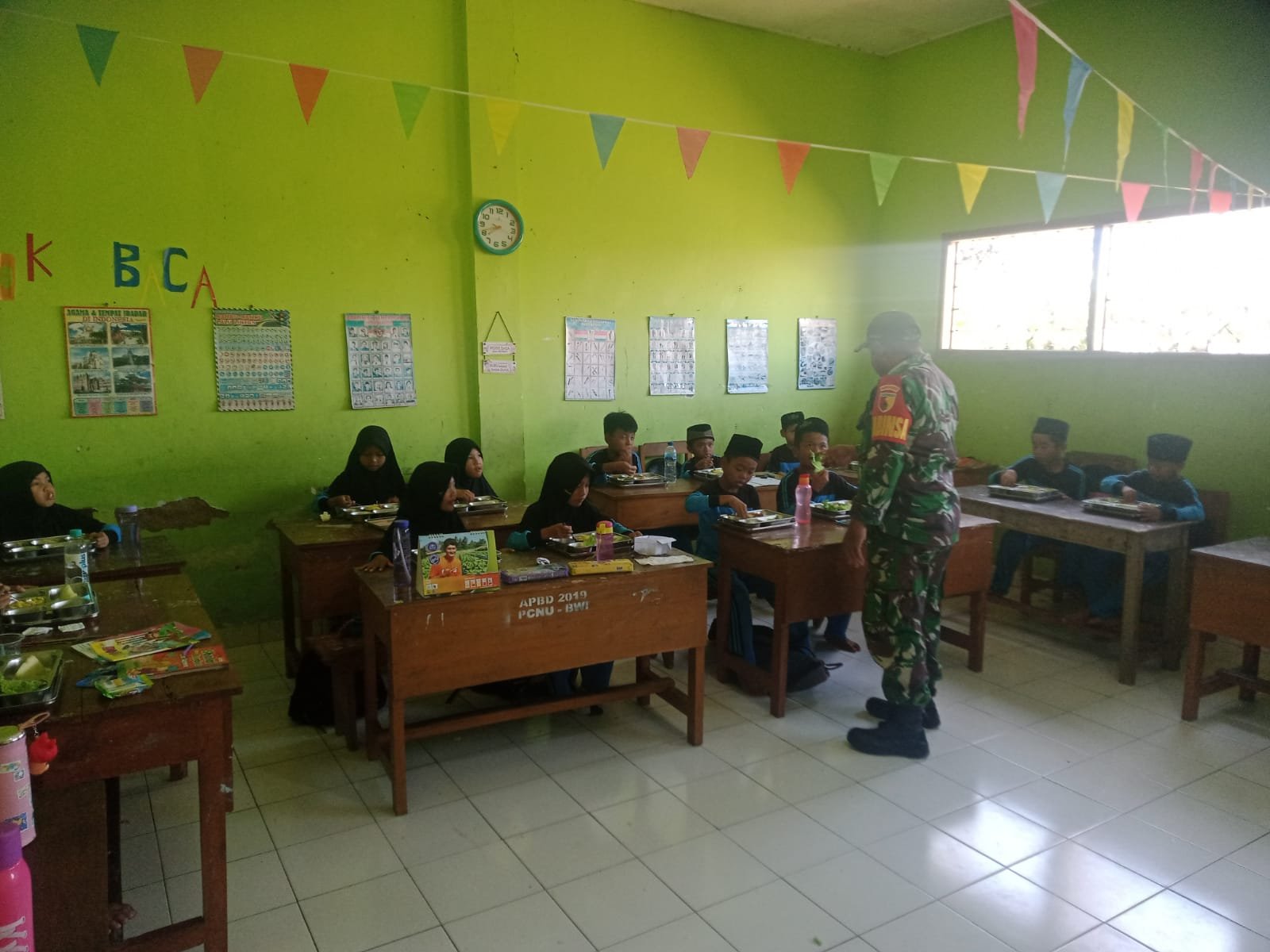 TNI AD Gelar Gerakan ‘Makan Bergizi Gratis’, Ribuan Siswa di Glenmore Tersenyum Bahagia Dampak Nyata Program Gizi untuk Masa Depan Generasi Sumbergondo