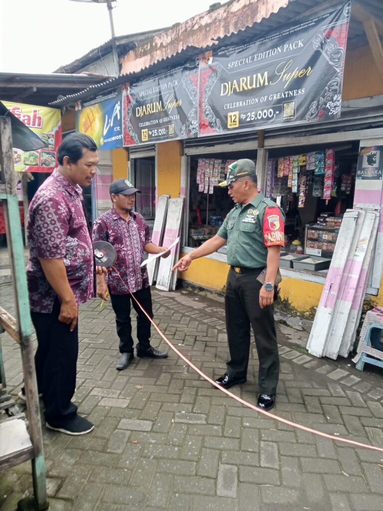 Babinsa dan Aparat Desa Pastikan Lahan Koperasi “Merah Putih” Siap Bangun: Momen Penting Pengukuran di Tulungrejo!