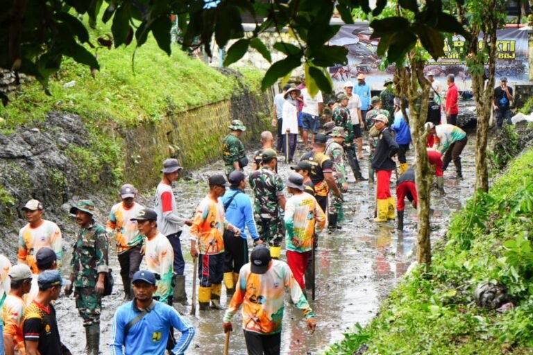 Jelang HUT Korem 083/Bdj, Kodim 0825 Banyuwangi Gelar Karya Bakti Bersihkan Sungai di Pesanggaran