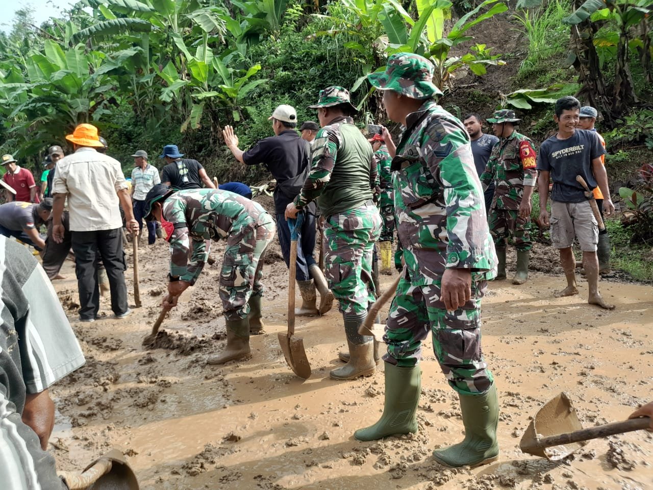 Respons Cepat! Kodim 0825 Banyuwangi Pimpin Karya Bakti Massal Bersihkan Longsor di Gunung Gamping