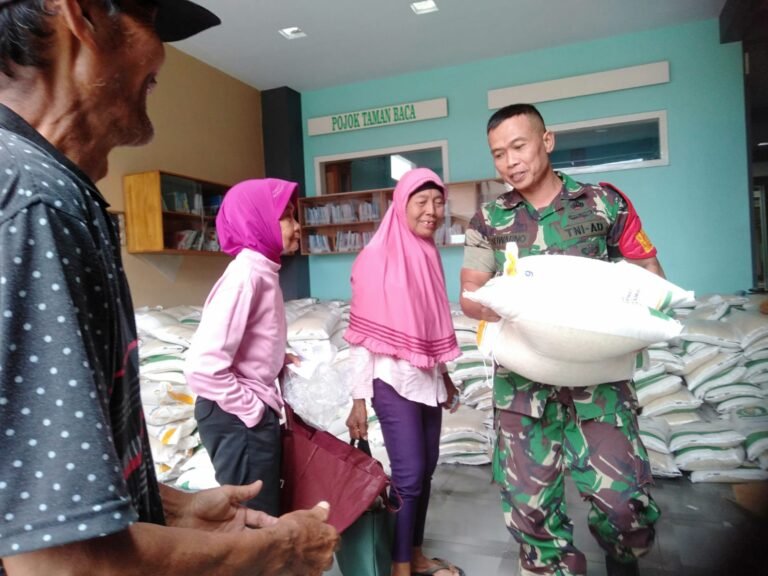 Babinsa Glenmore Kawal Ketat Penyaluran Bansos 885 KPM, Pastikan Bantuan Tepat Sasaran dan Aman