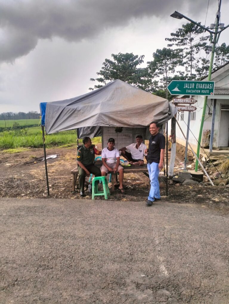Babinsa Margomulyo Eratkan Tali Silaturahmi, Bahas Ketahanan Wilayah Bersama Kades dan Warga