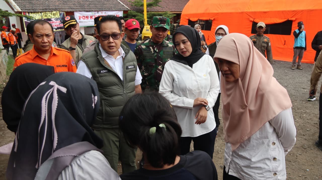 Timwas DPR RI Tinjau Penanganan Erupsi Semeru di Lumajang, Dandim 0821 Dampingi Langsung Hingga di Lokasi Pengungsian