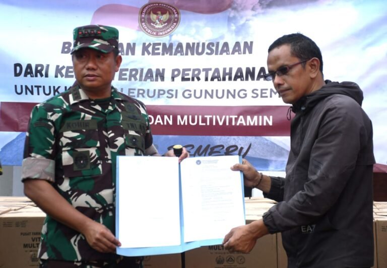 Danrem 083/Baladhika Jaya Salurkan Bantuan Obat-Obatan dari Menteri Pertahanan RI untuk Korban Erupsi Gunung Semeru