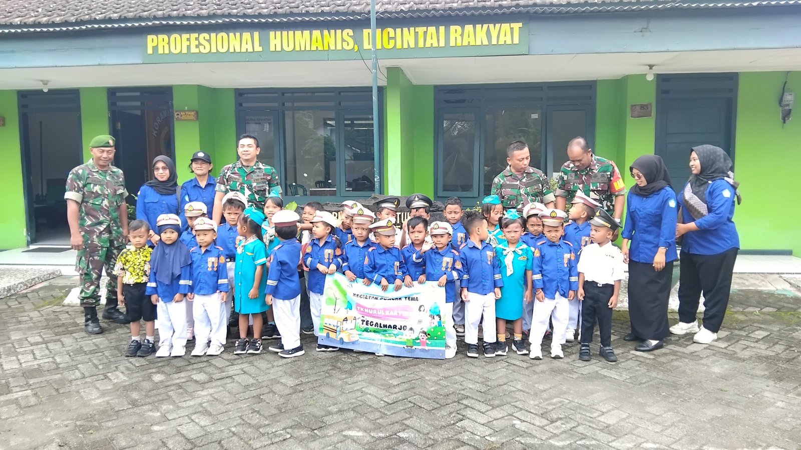 Tanamkan Jiwa Nasionalisme Sejak Dini, Koramil 0825-16/Glenmore Sambut Hangat Kunjungan Siswa TK Nurul Kartika