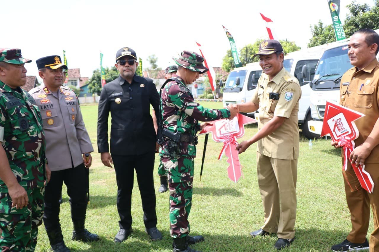 Penyerahan Armada Truk Koperasi Merah Putih, Dukung Perekonomian Desa di Probolinggo