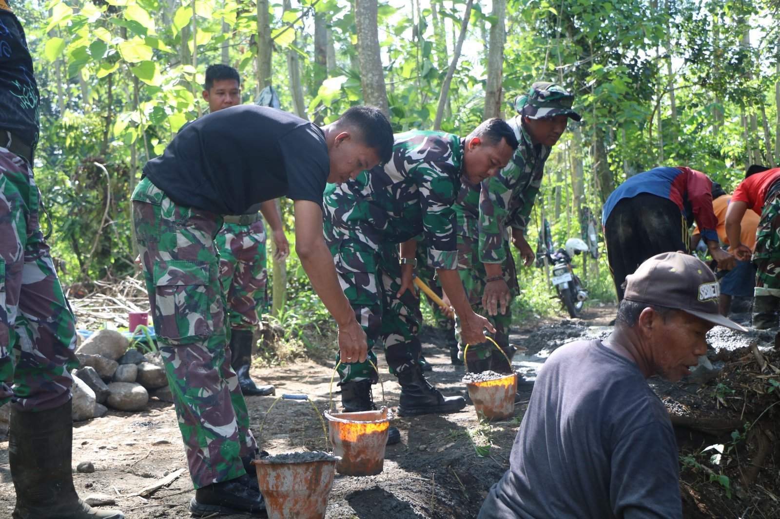 Sinergi TNI Bangun Tanggul Penahan Tanah TPT, Hari Pertama TMMD ke-128 di Desa Brabe Dimulai Probolinggo. 