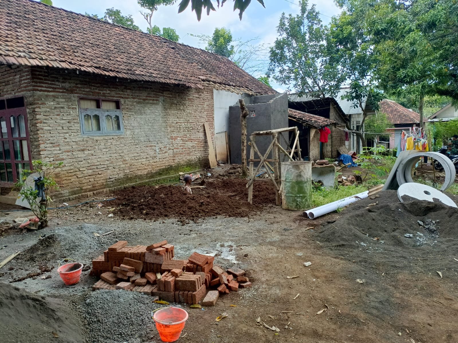 Pembangunan Sanitasi TMMD ke-128 Dapat Antusiasme Warga Dusun Leduk Probolinggo. 