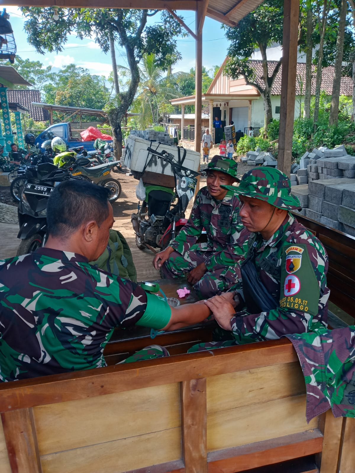 Tim Kesehatan Polkes 05-09-17 Probolinggo Dukung Sukses TMMD ke-128 Melalui Pelayanan Kesehatan. 