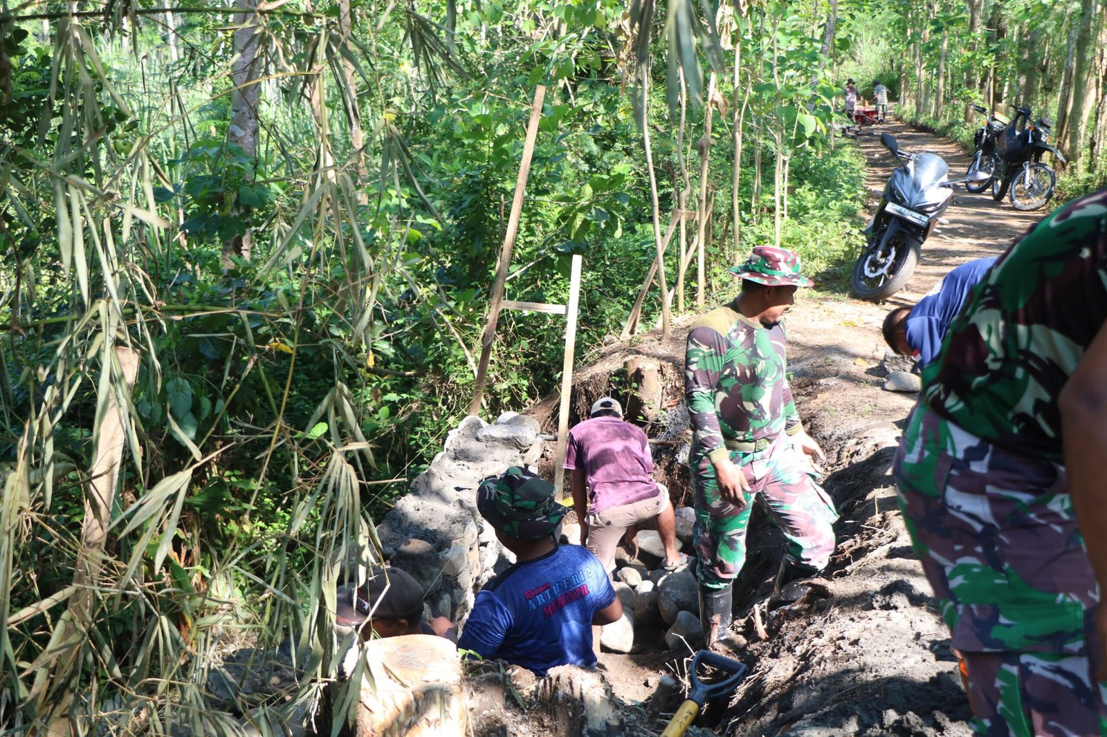Satgas TMMD ke-128 Kodim 0820 Probolinggo Bangun Tanggul Penahan Tanah di Dusun Klagin. 