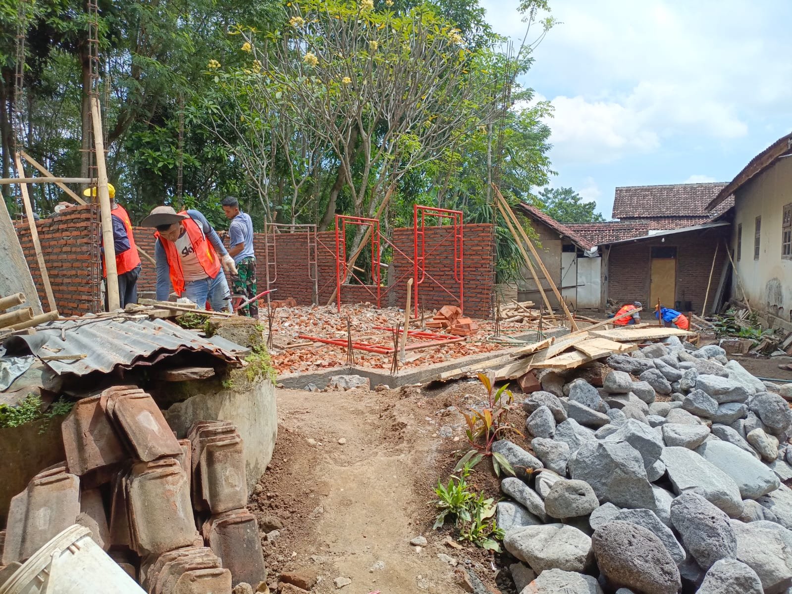 Kondisi Musholla Baithurrohim Sebelum Pembangunan Jadi Perhatian Satgas TMMD ke-128 Kodim 0820 Probolinggo. 