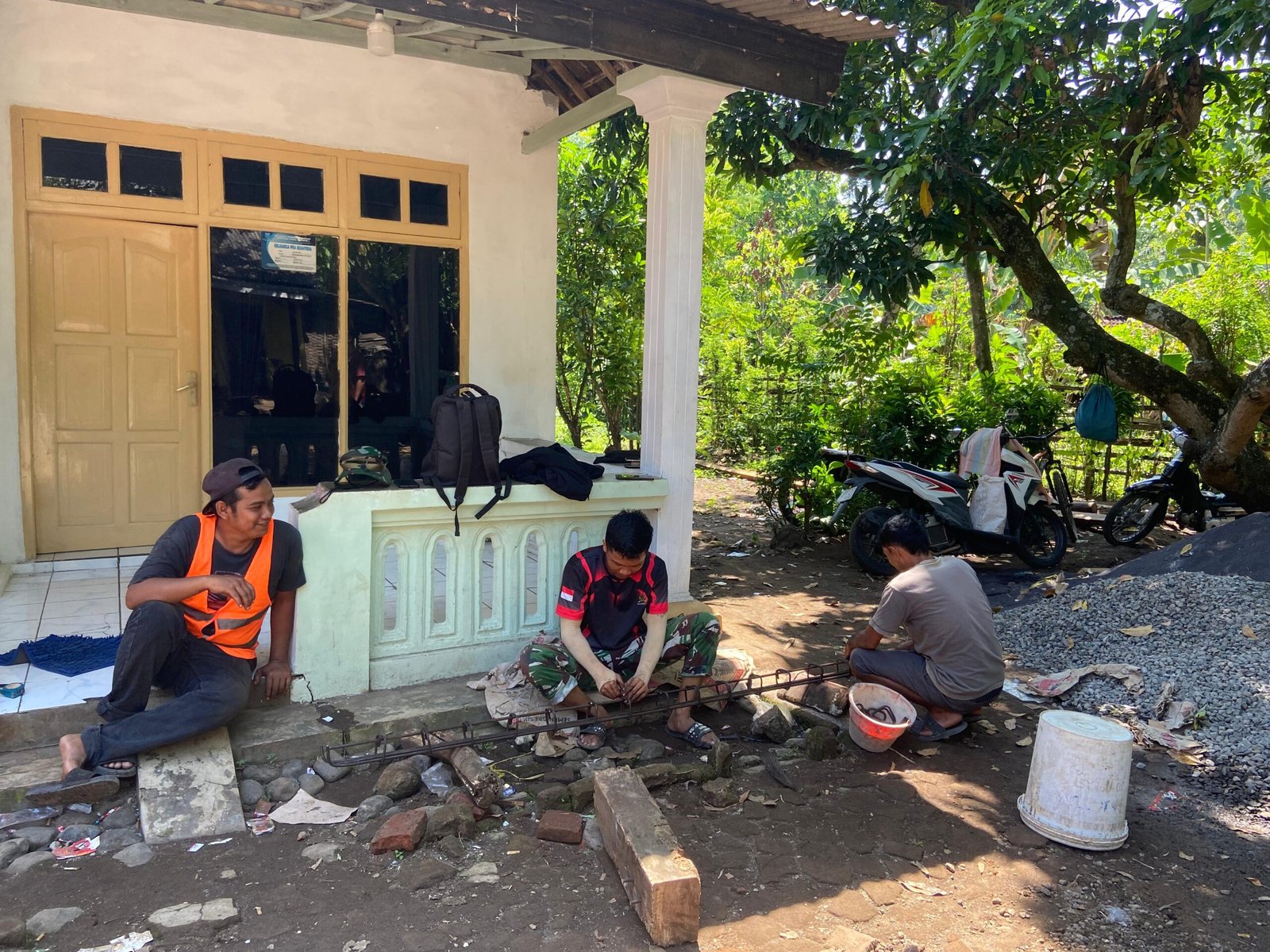 Satgas TMMD ke-128, Personel Yon Zipur 5/Abw Fokus Bangun Mushola Baiturrahim. 
