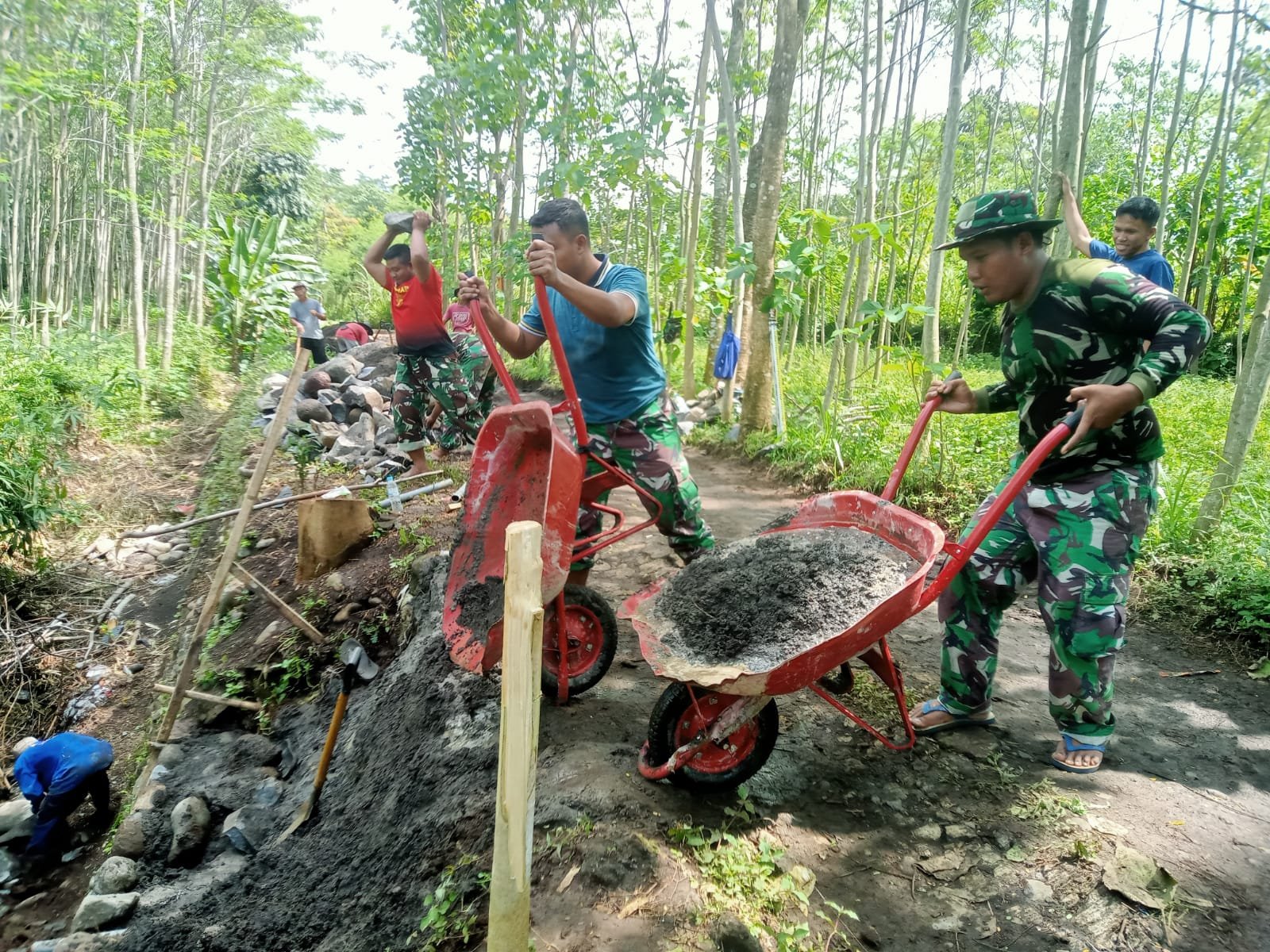 TMMD ke-128 Kodim Probolinggo Bangun TPT di Akses Dusun Klagin, Tangani 12 Titik Longsor