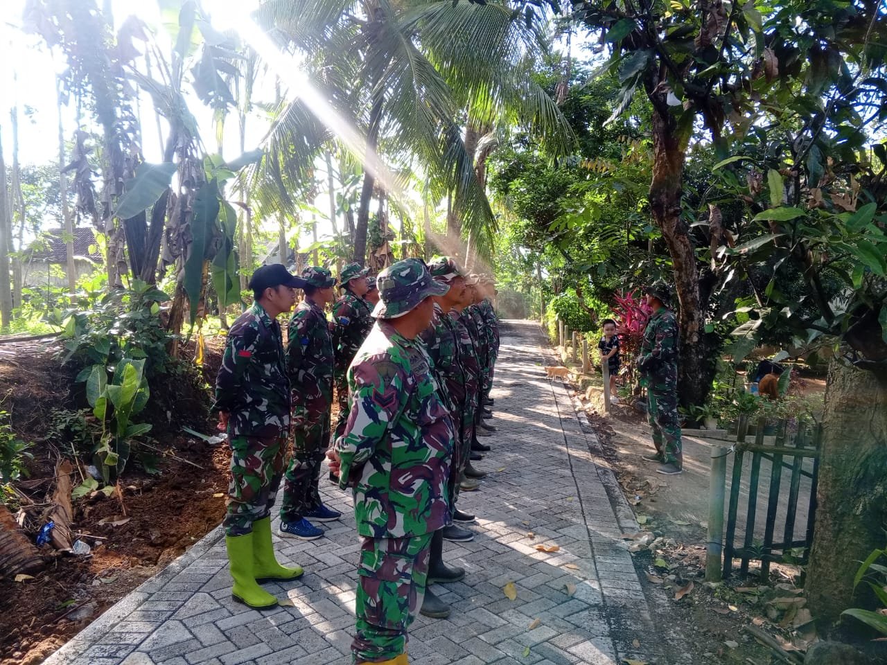 Satgas TMMD Ke-128 Kodim 0820/Probolinggo Periksa Kesiapan Anggota Sebelum Memulai Pemasangan Paving di Dusun Klagin