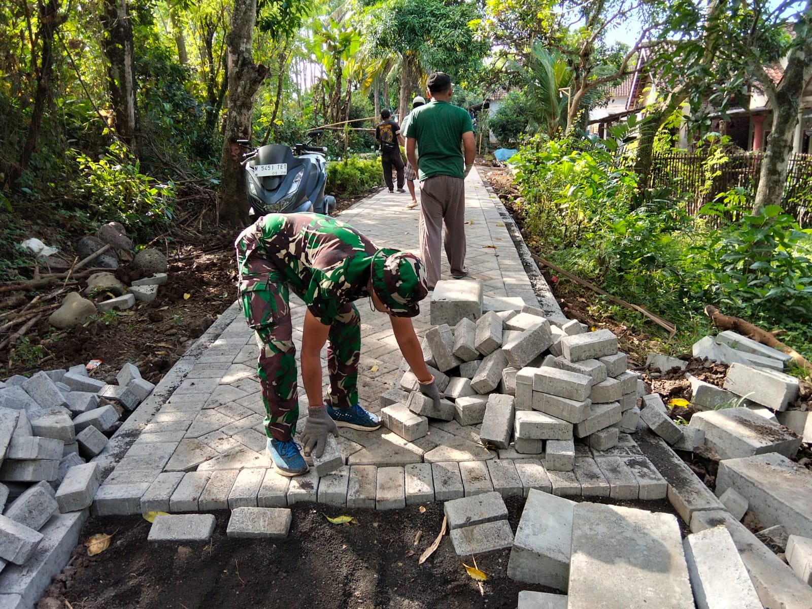 Pemasangan Pavingisasi di Dusun Klagin Capai 550 Meter, Satgas TMMD Ke-128 Kebut Penyelesaian